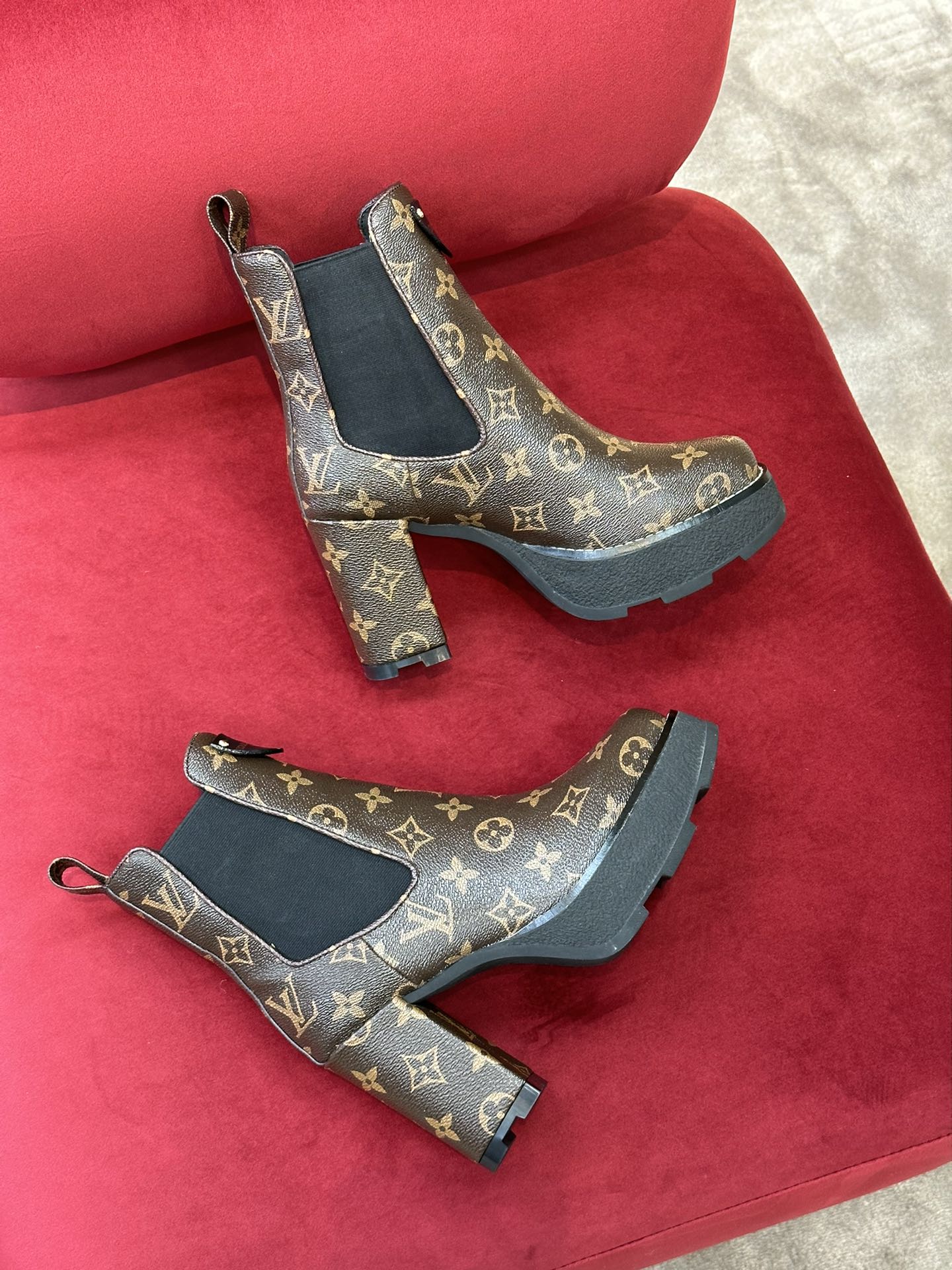 l**is V*t*n boots