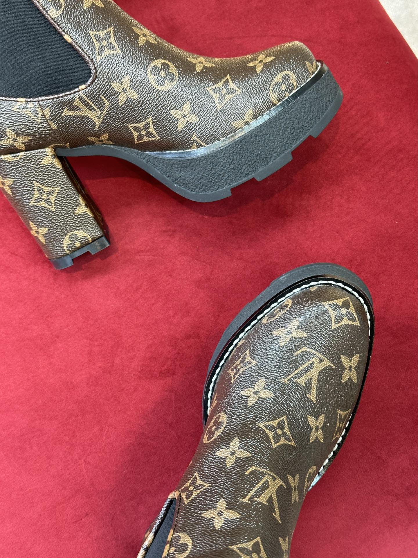 l**is V*t*n boots