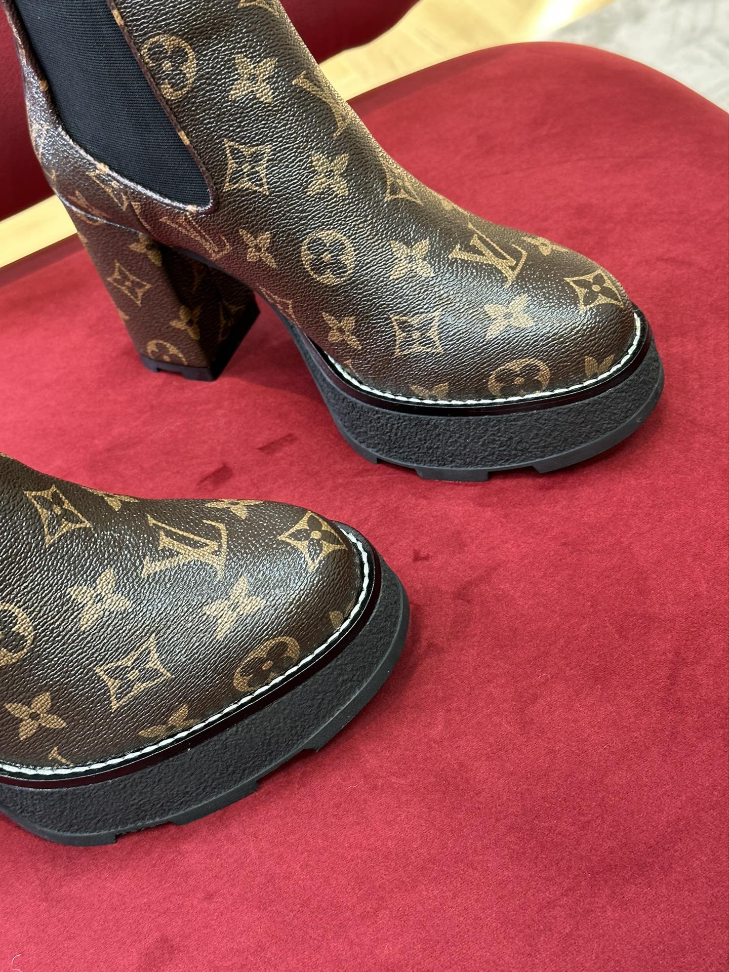 l**is V*t*n boots