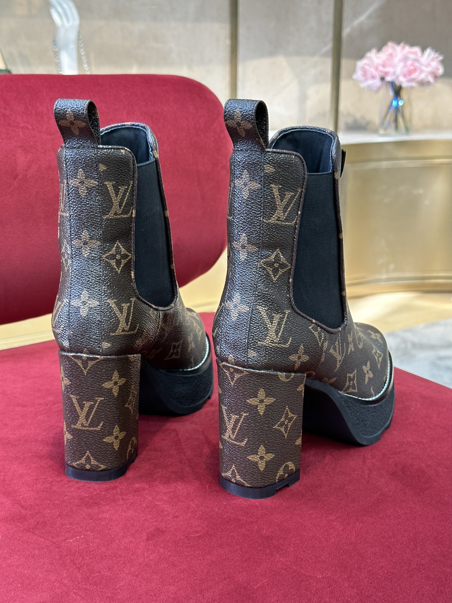 l**is V*t*n boots