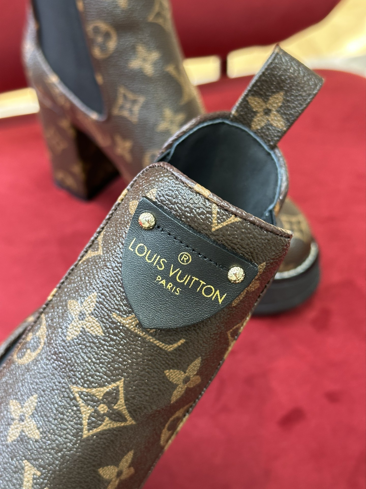 l**is V*t*n boots