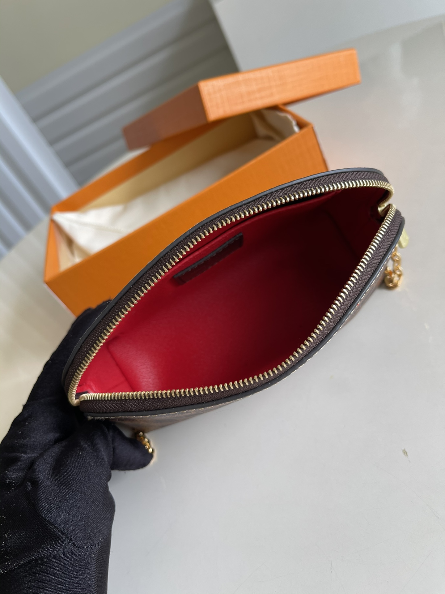 l**is V*t*n cosmetic bag-17*12*6cm