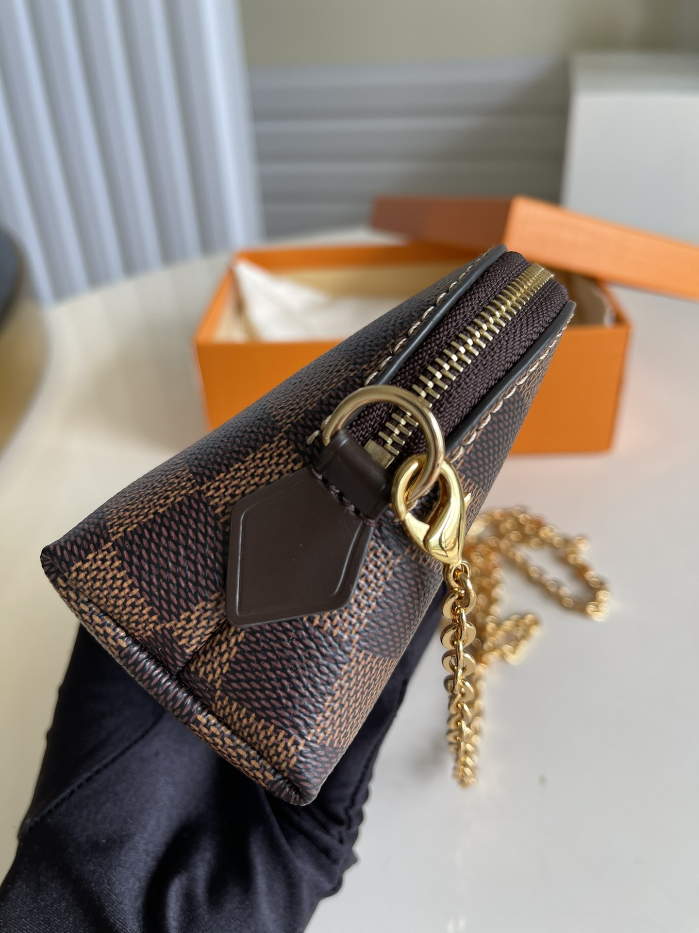 l**is V*t*n cosmetic bag-17*12*6cm