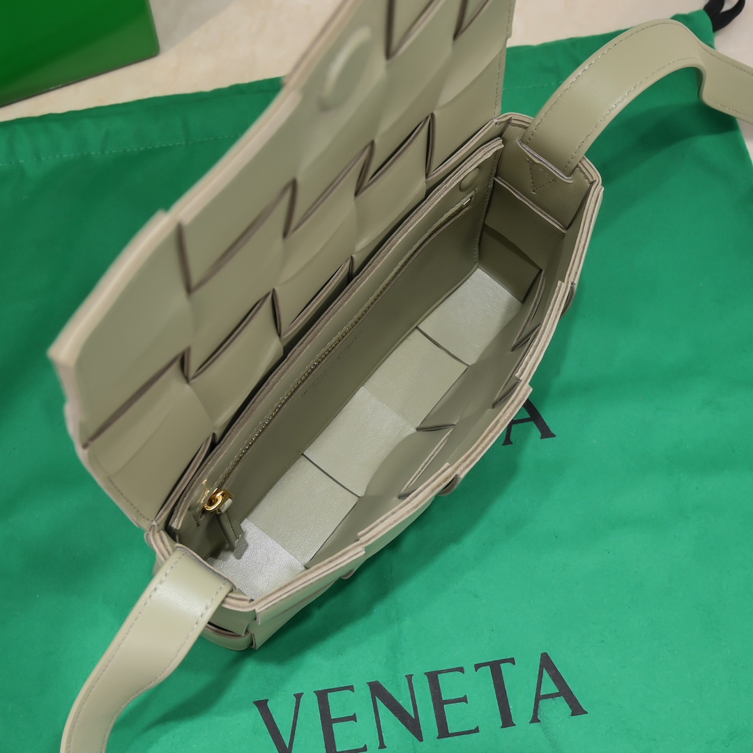 Bo*te*ga ve*ne*ta cassette bag-23x15x6cm