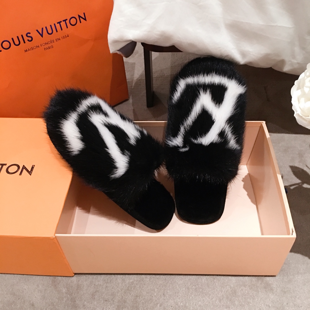 l**is V*t*n slippers