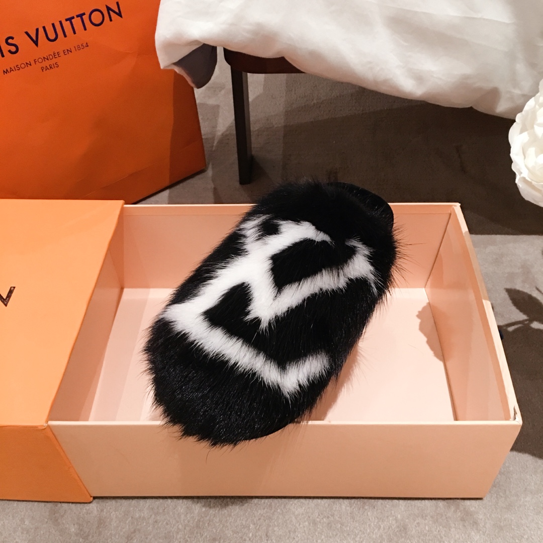 l**is V*t*n slippers