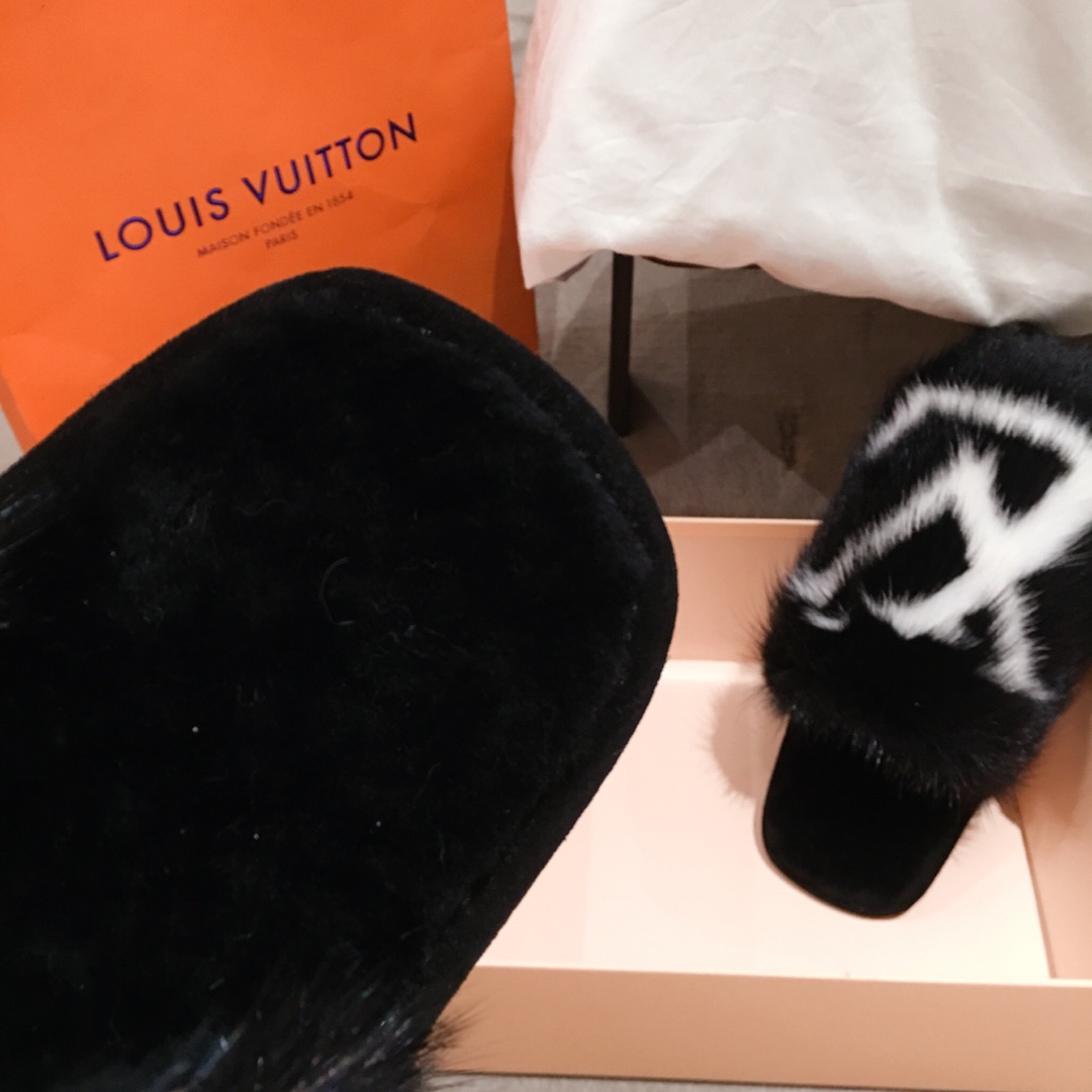 l**is V*t*n slippers