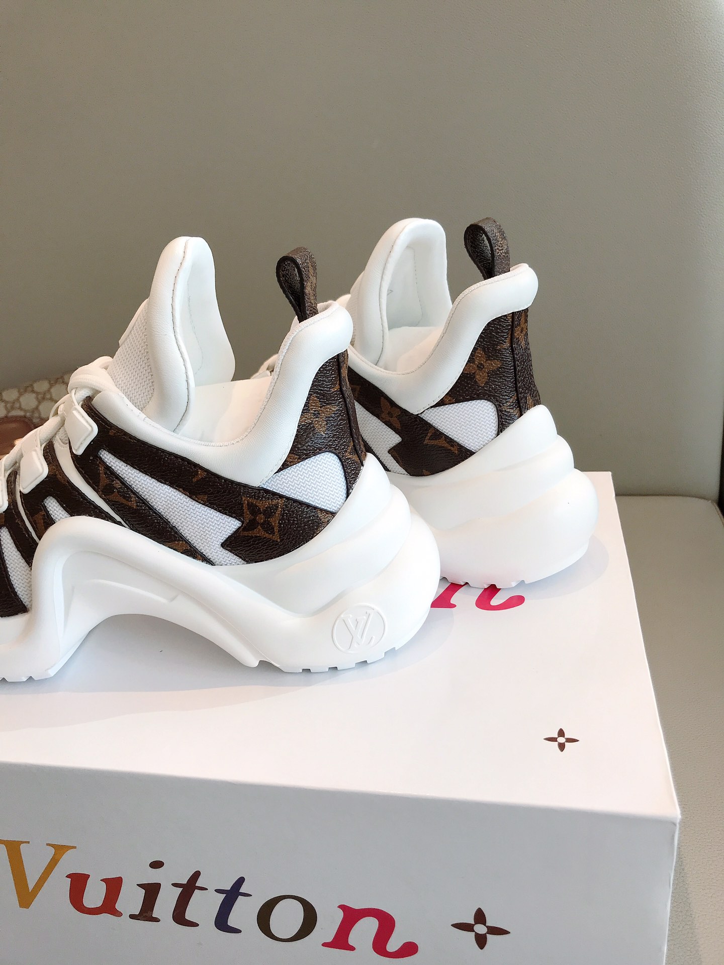 l**is V*t*n archlight sneaker