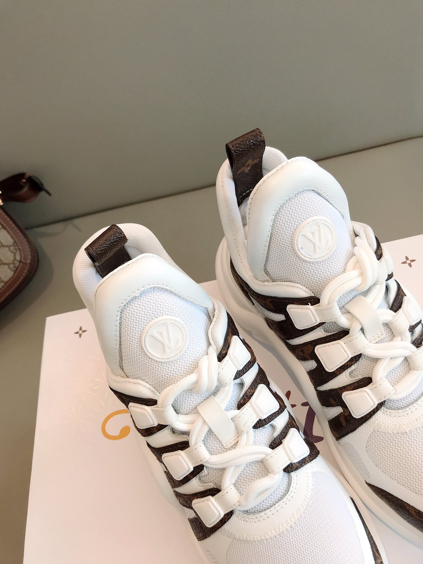 l**is V*t*n archlight sneaker