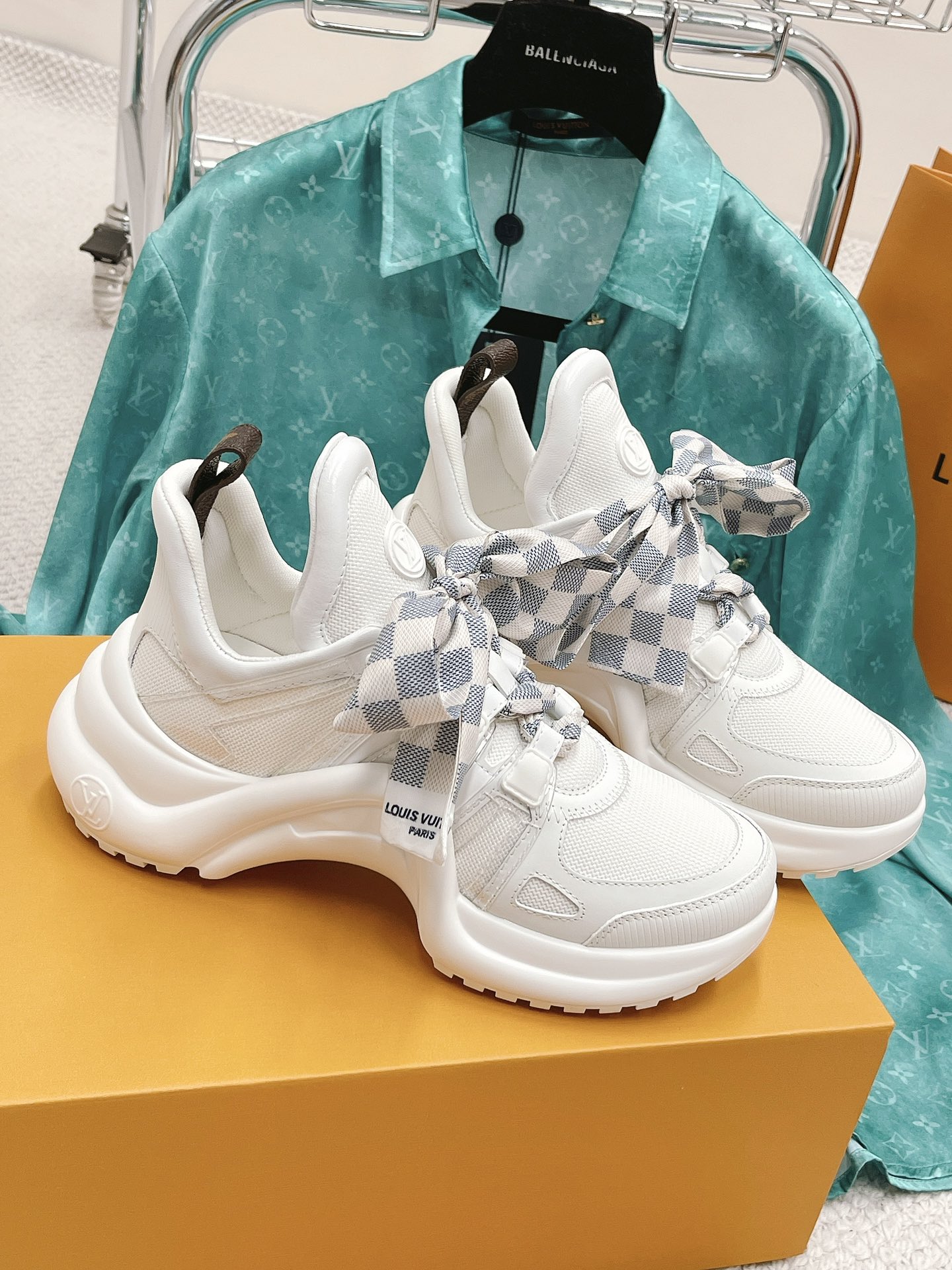 l**is V*t*n archlight sneaker