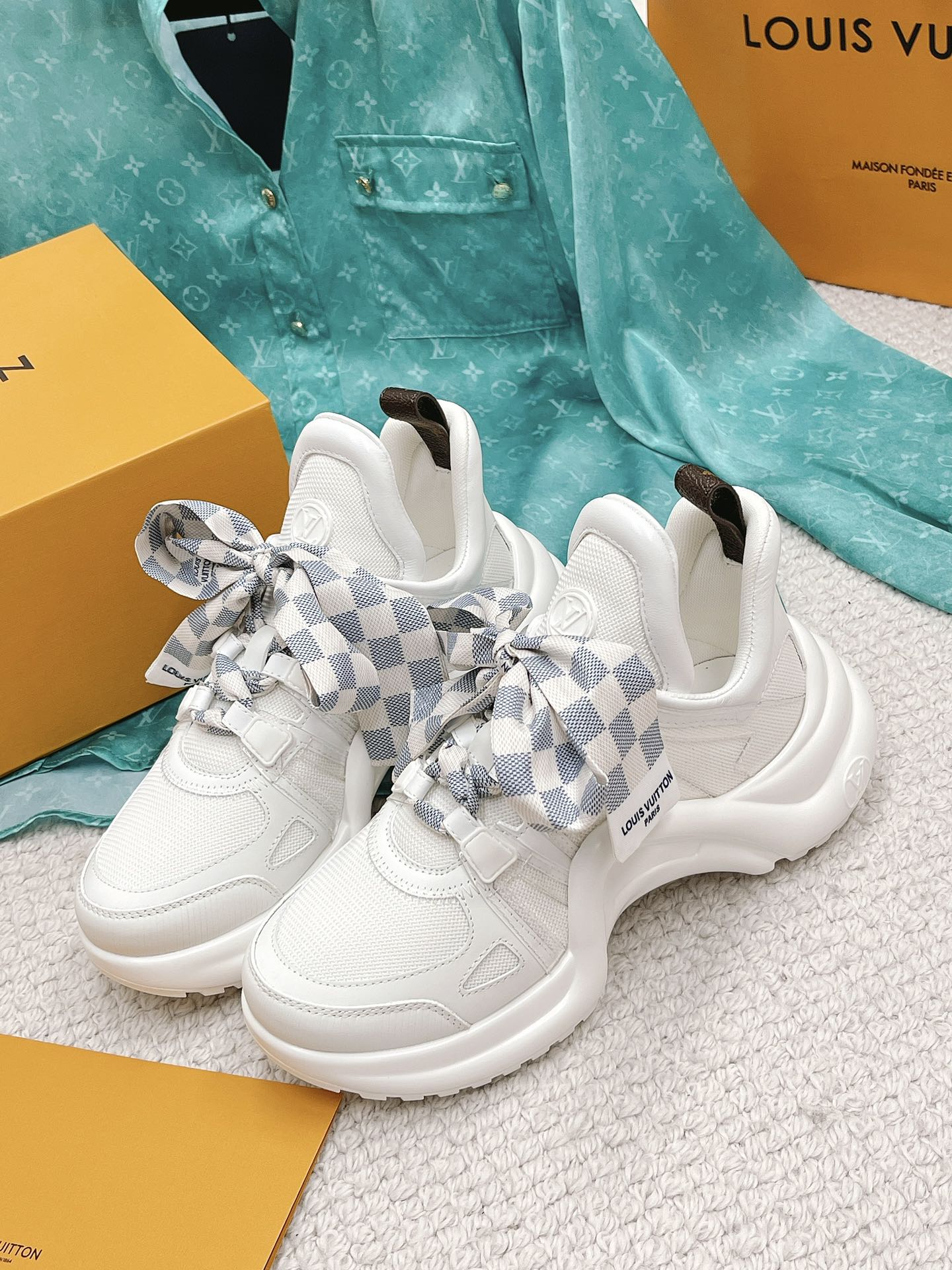 l**is V*t*n archlight sneaker