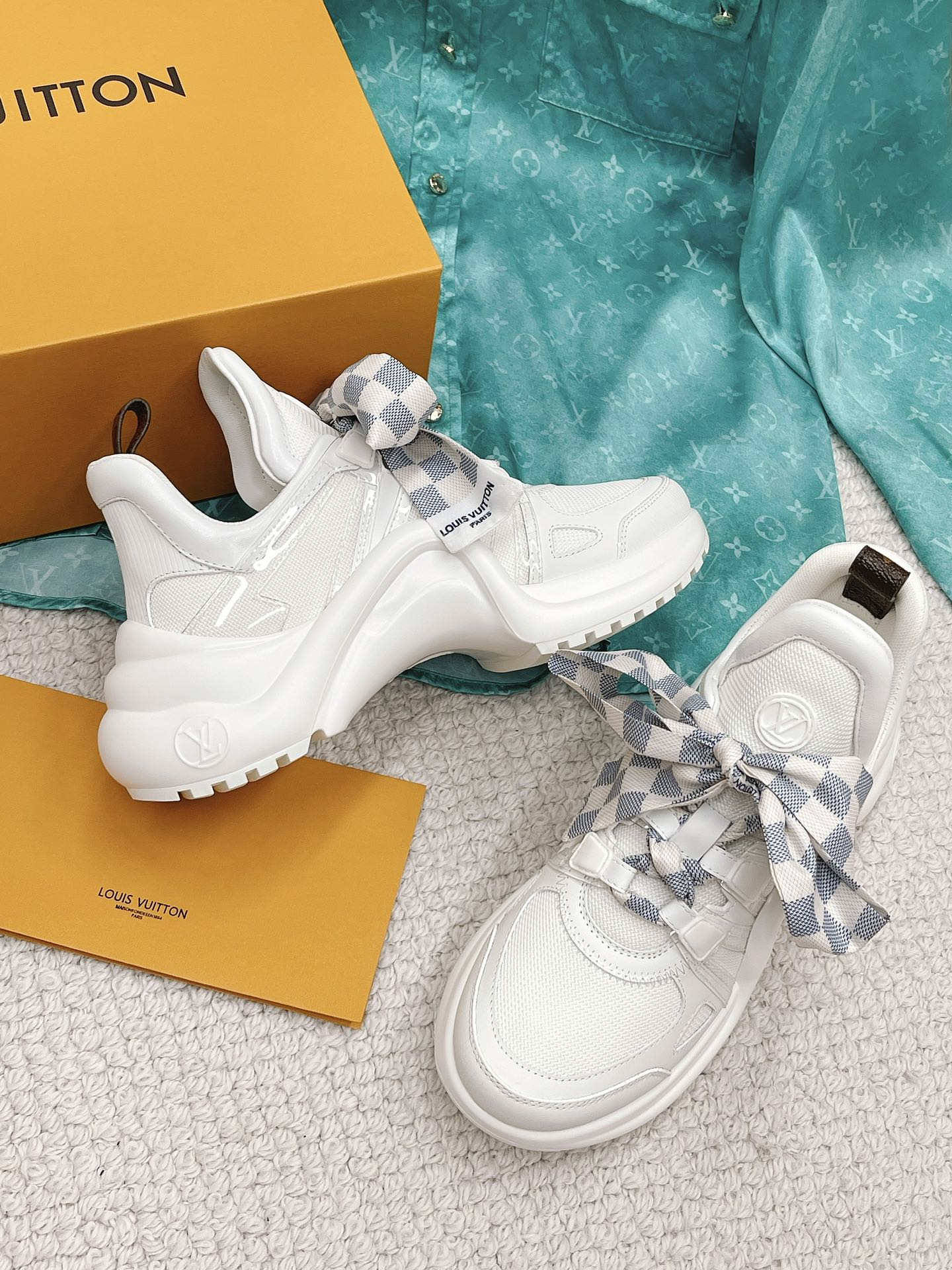 l**is V*t*n archlight sneaker