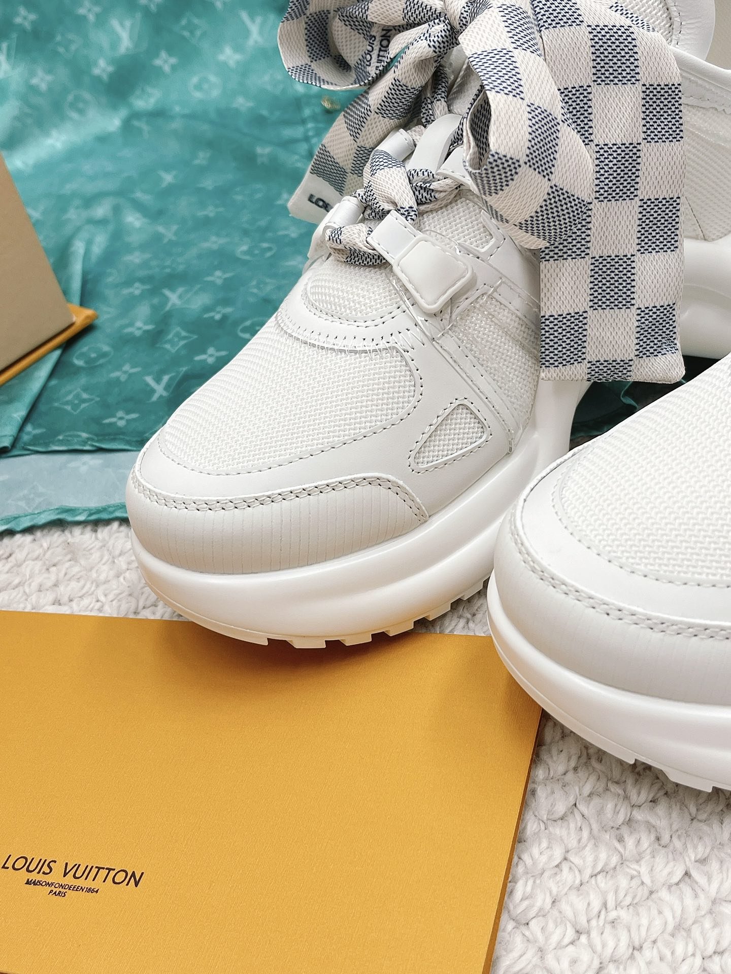 l**is V*t*n archlight sneaker