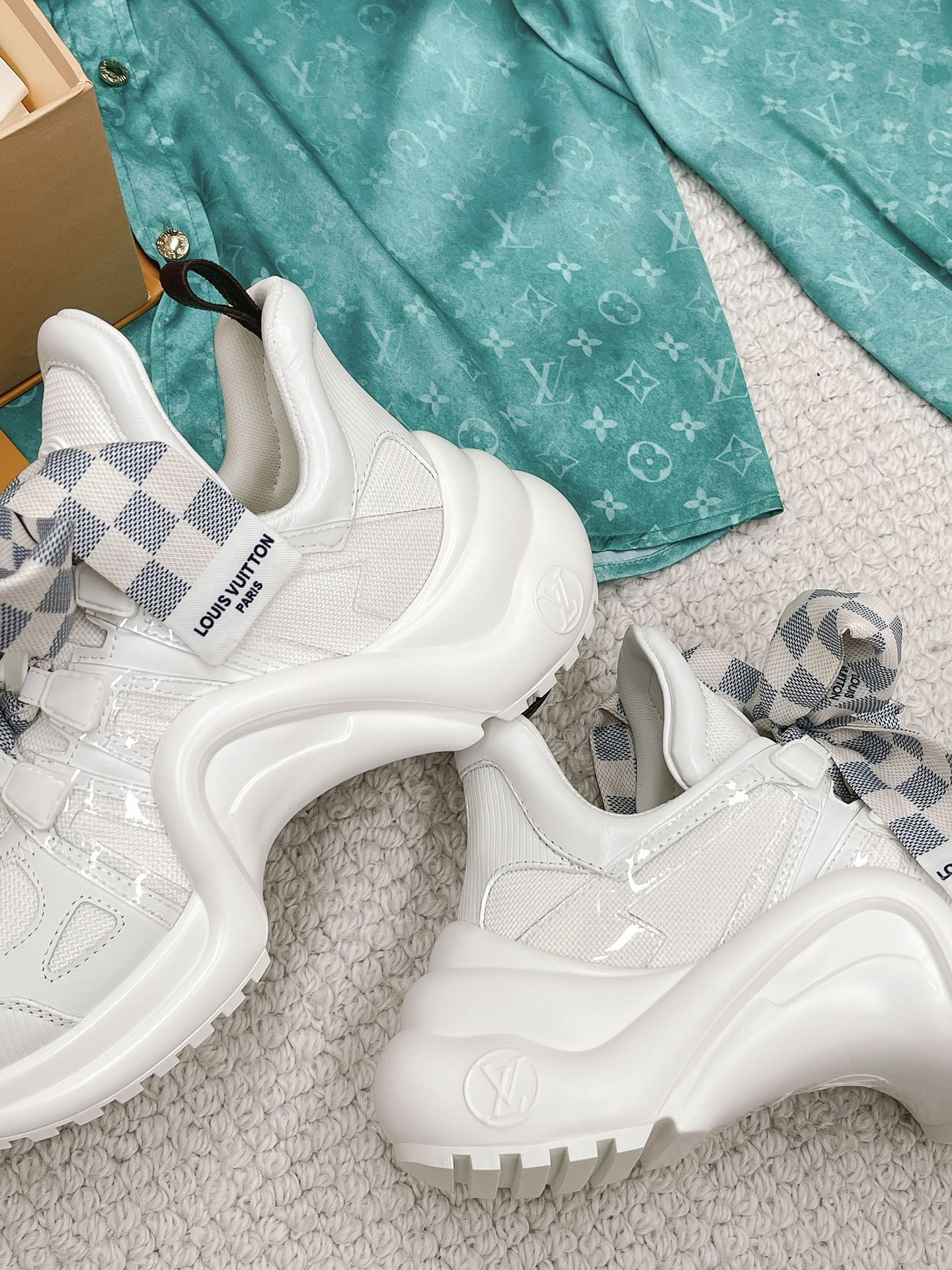 l**is V*t*n archlight sneaker