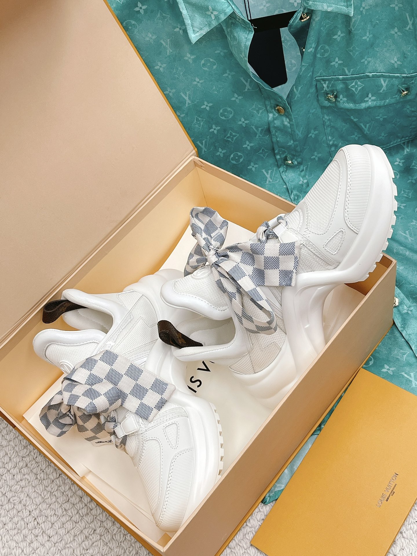 l**is V*t*n archlight sneaker