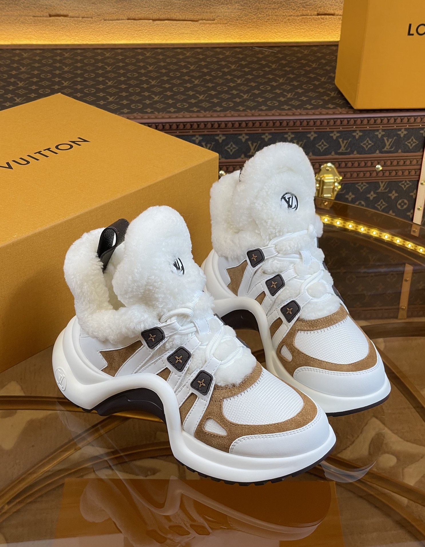 l**is V*t*n archlight sneaker