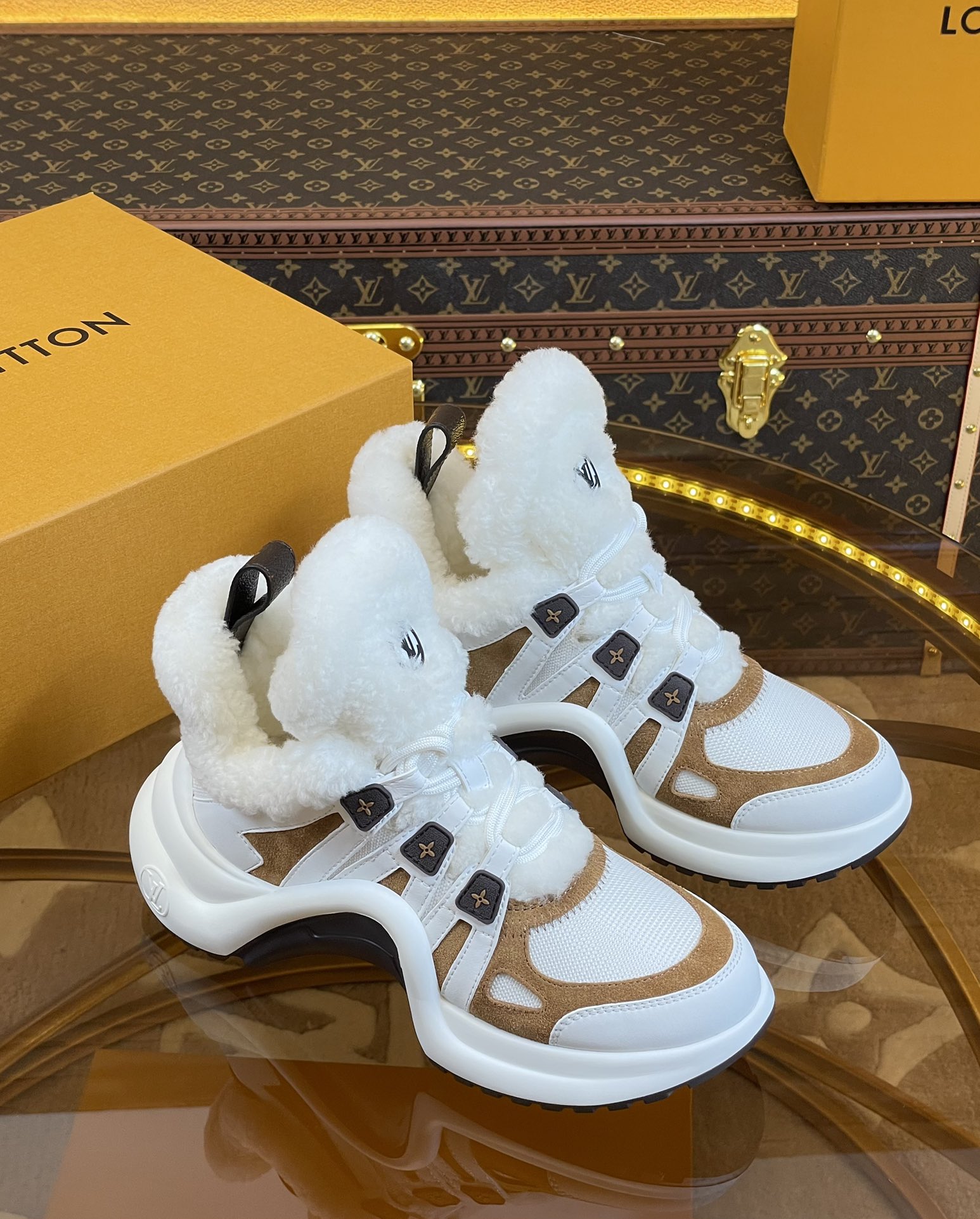 l**is V*t*n archlight sneaker