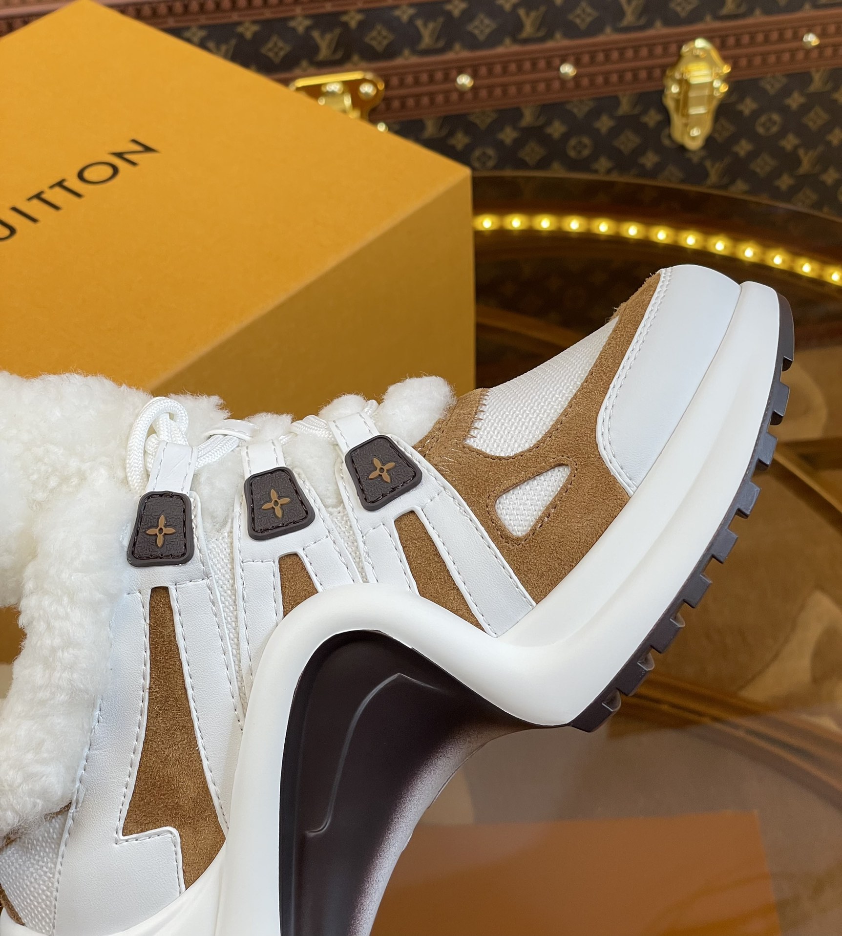 l**is V*t*n archlight sneaker