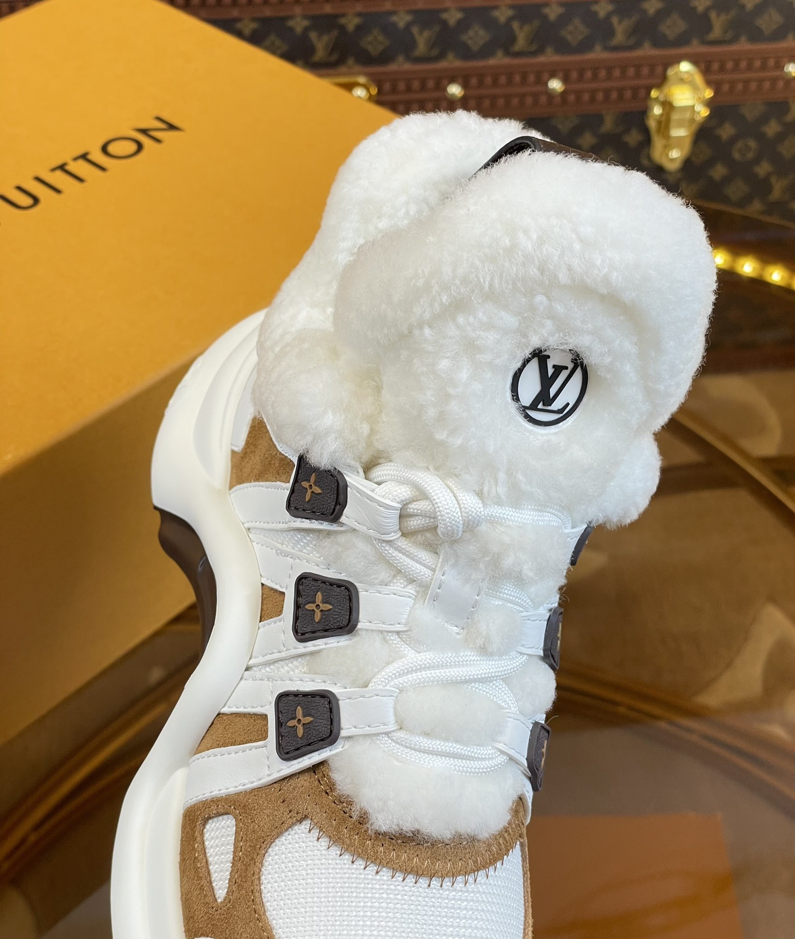 l**is V*t*n archlight sneaker