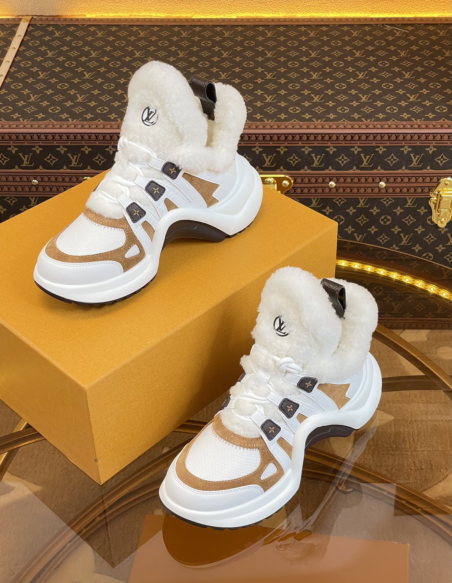 l**is V*t*n archlight sneaker