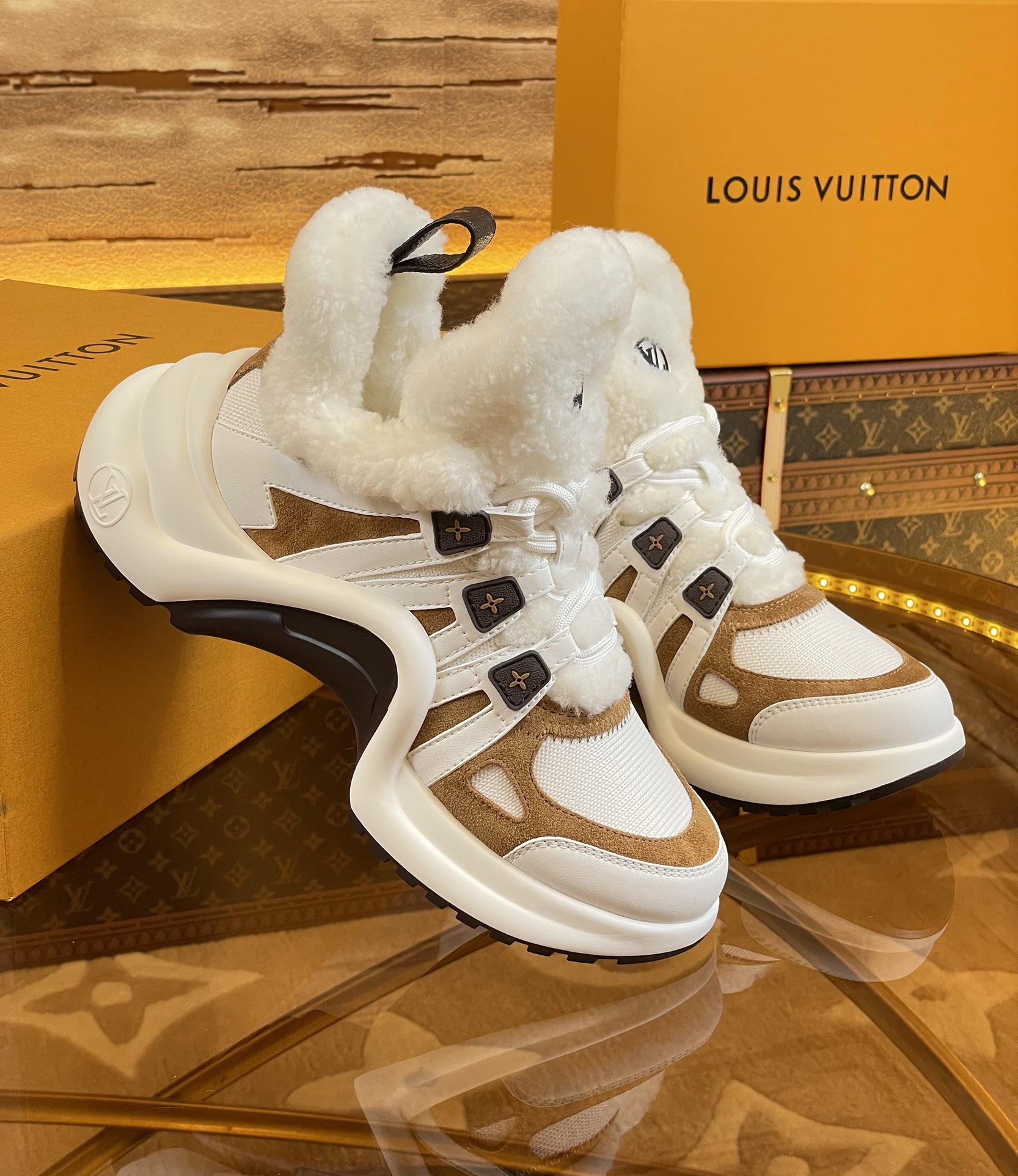 l**is V*t*n archlight sneaker