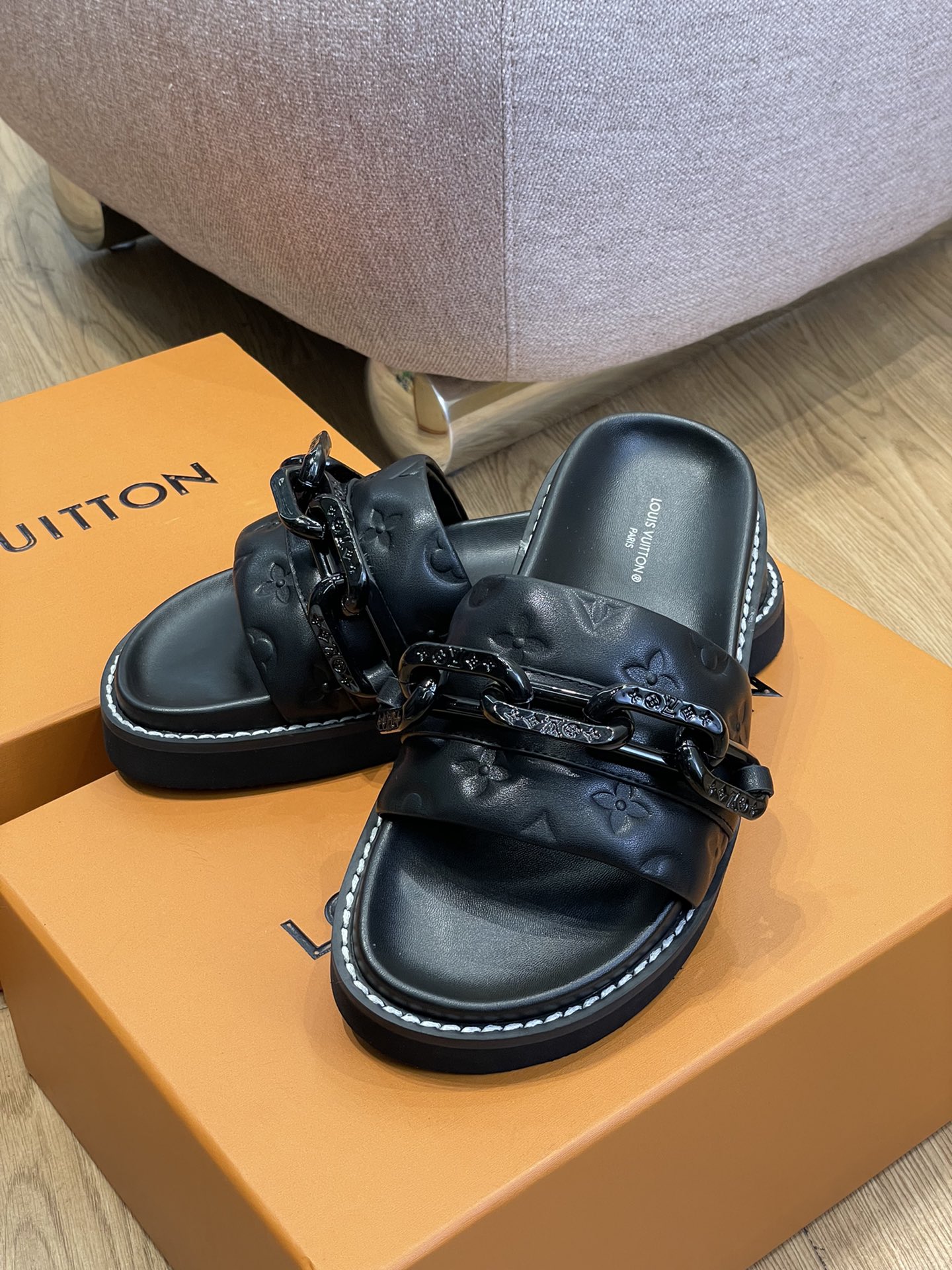 l**is V*t*n 2022ss sandals