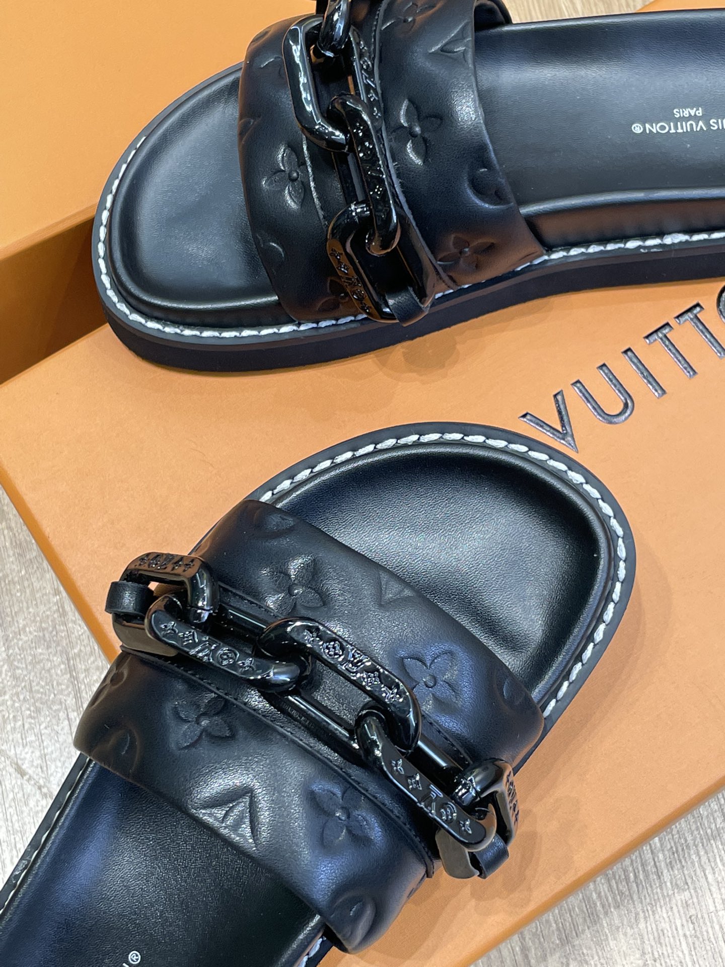 l**is V*t*n 2022ss sandals