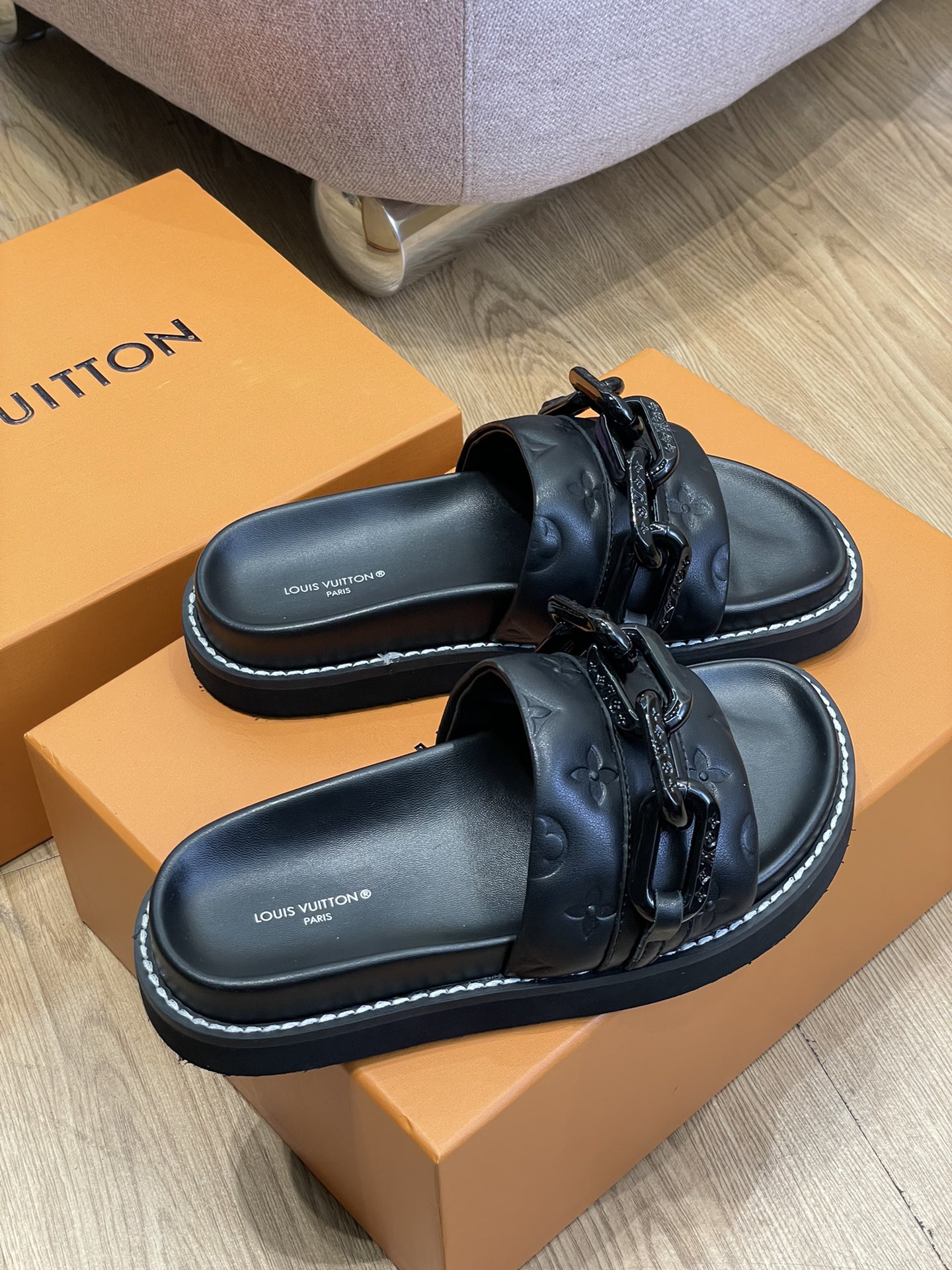 l**is V*t*n 2022ss sandals