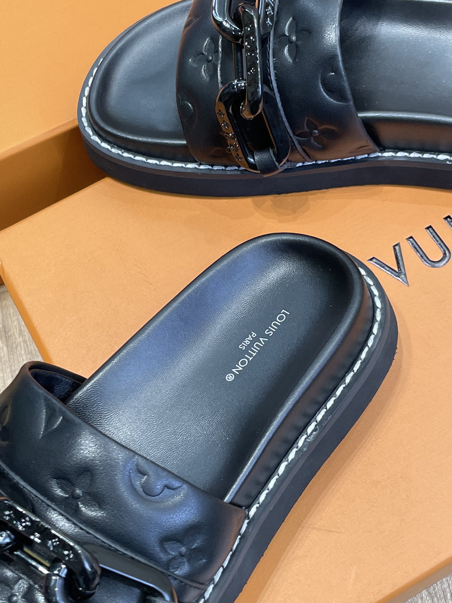 l**is V*t*n 2022ss sandals