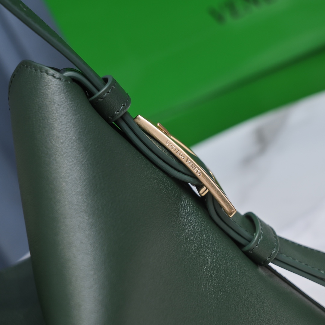 Bo*te*ga ve*ne*tacradle tote-30x23x16cm