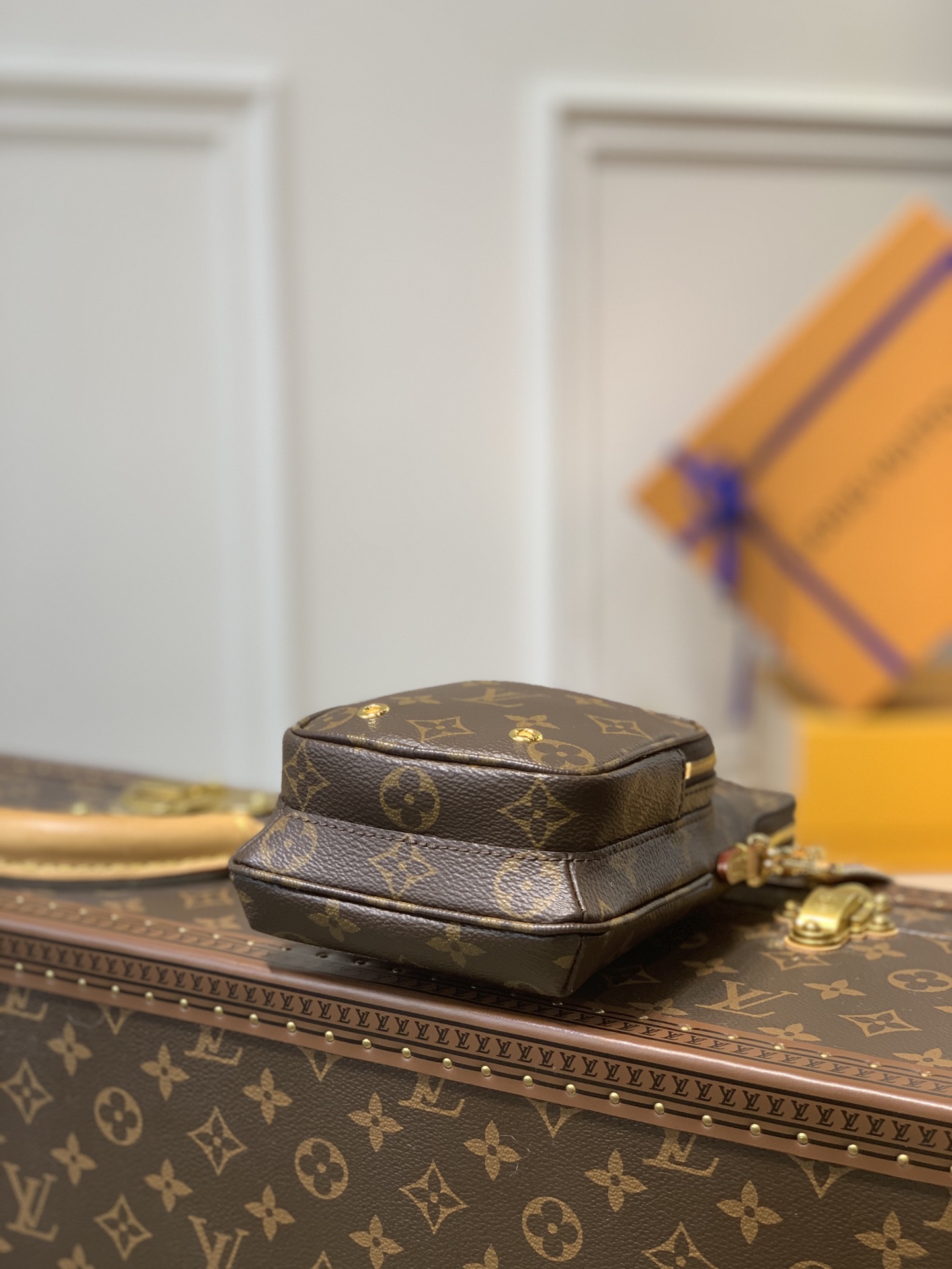 l**is V*t*n utility phone pocket - 16*19*6cm