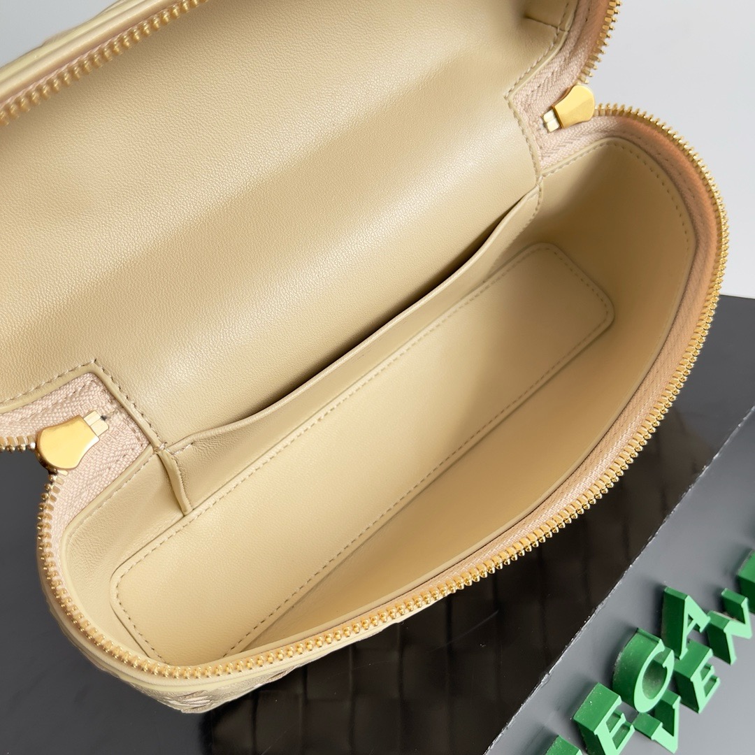 Bo*te*ga ve*ne*ta vanity case bag-22x12.5x5cm