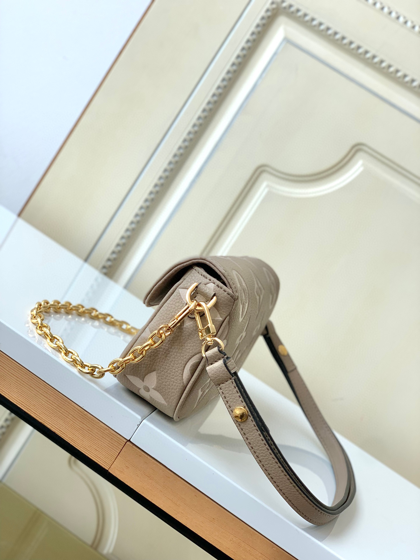 l**is V*t*n wallet on chain ivy-23.5 x 12.0 x 4.3 cm