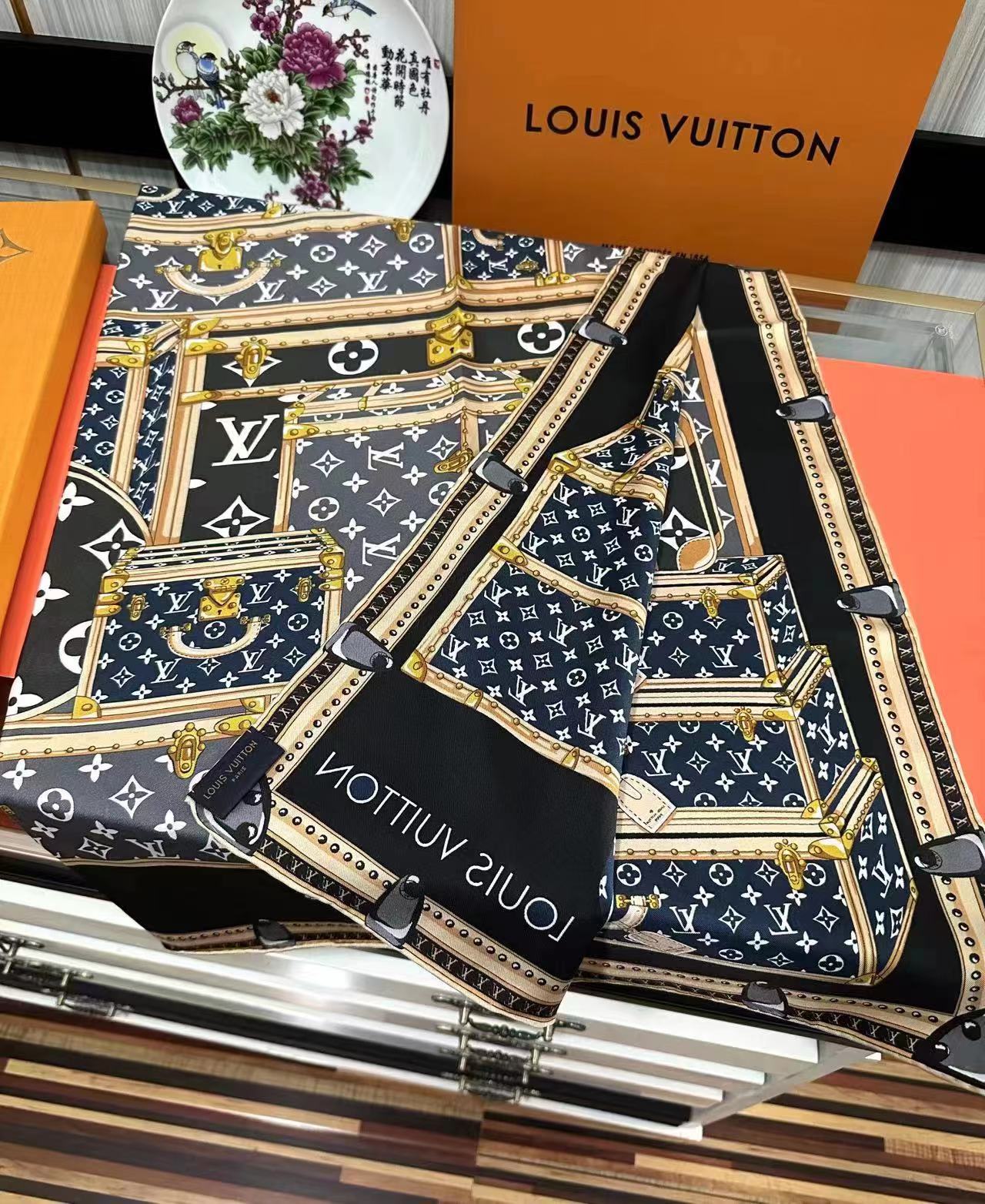 l**is V*t*n scarf