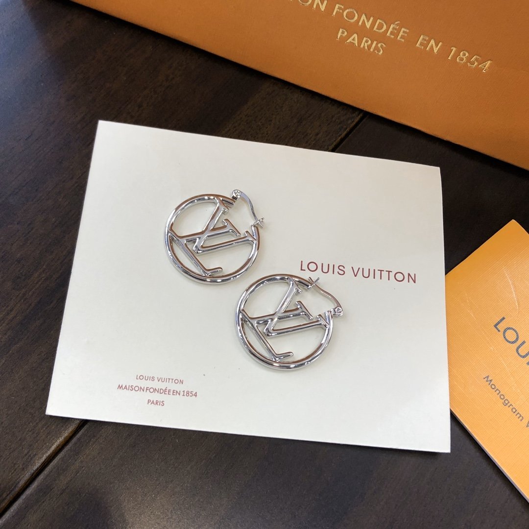 l**is V*t*n earring