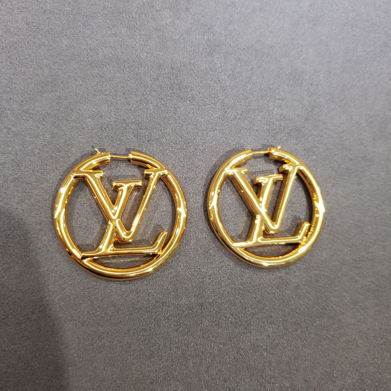 l**is V*t*n earring