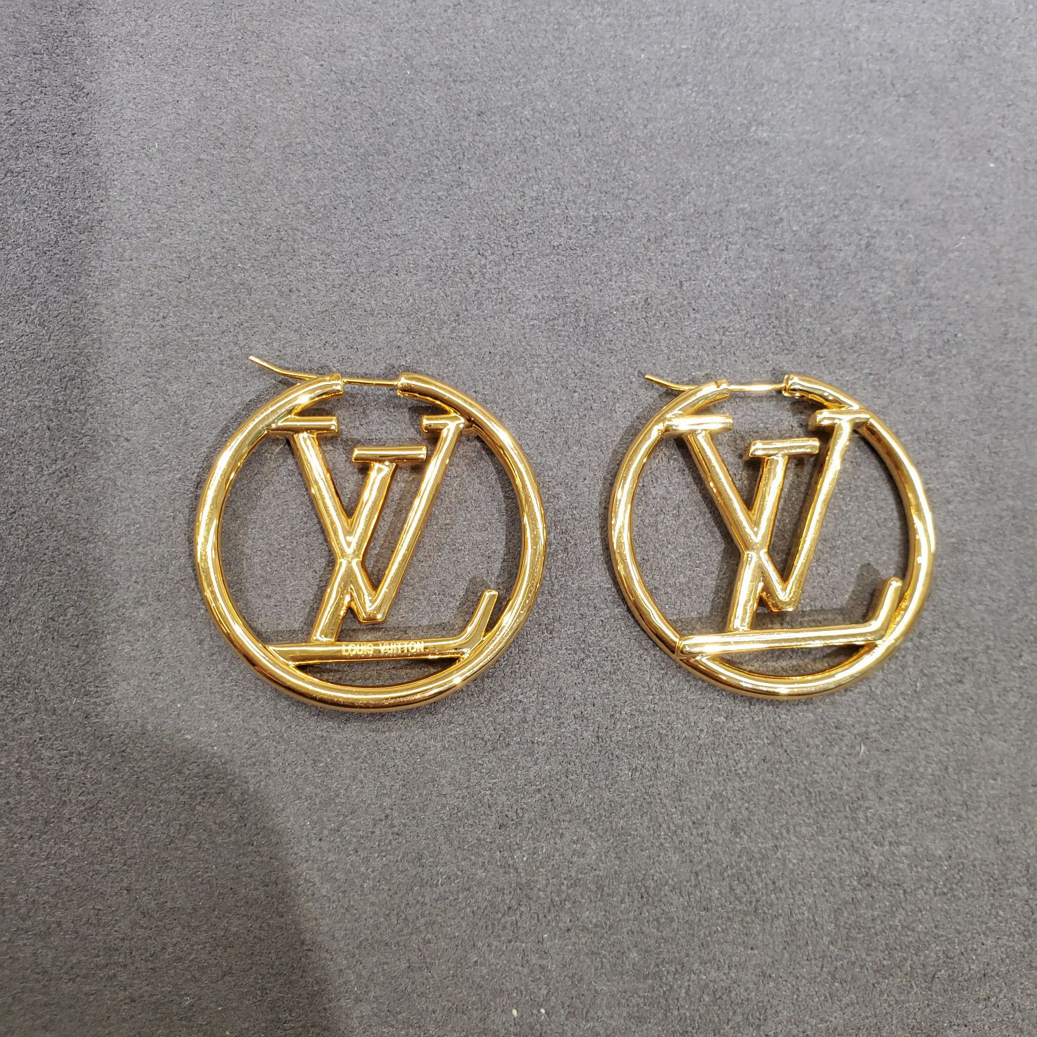 l**is V*t*n earring