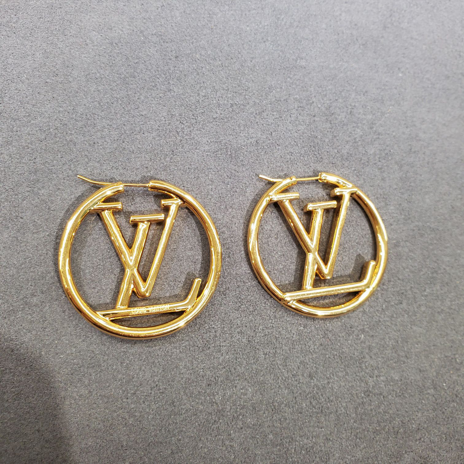 l**is V*t*n earring