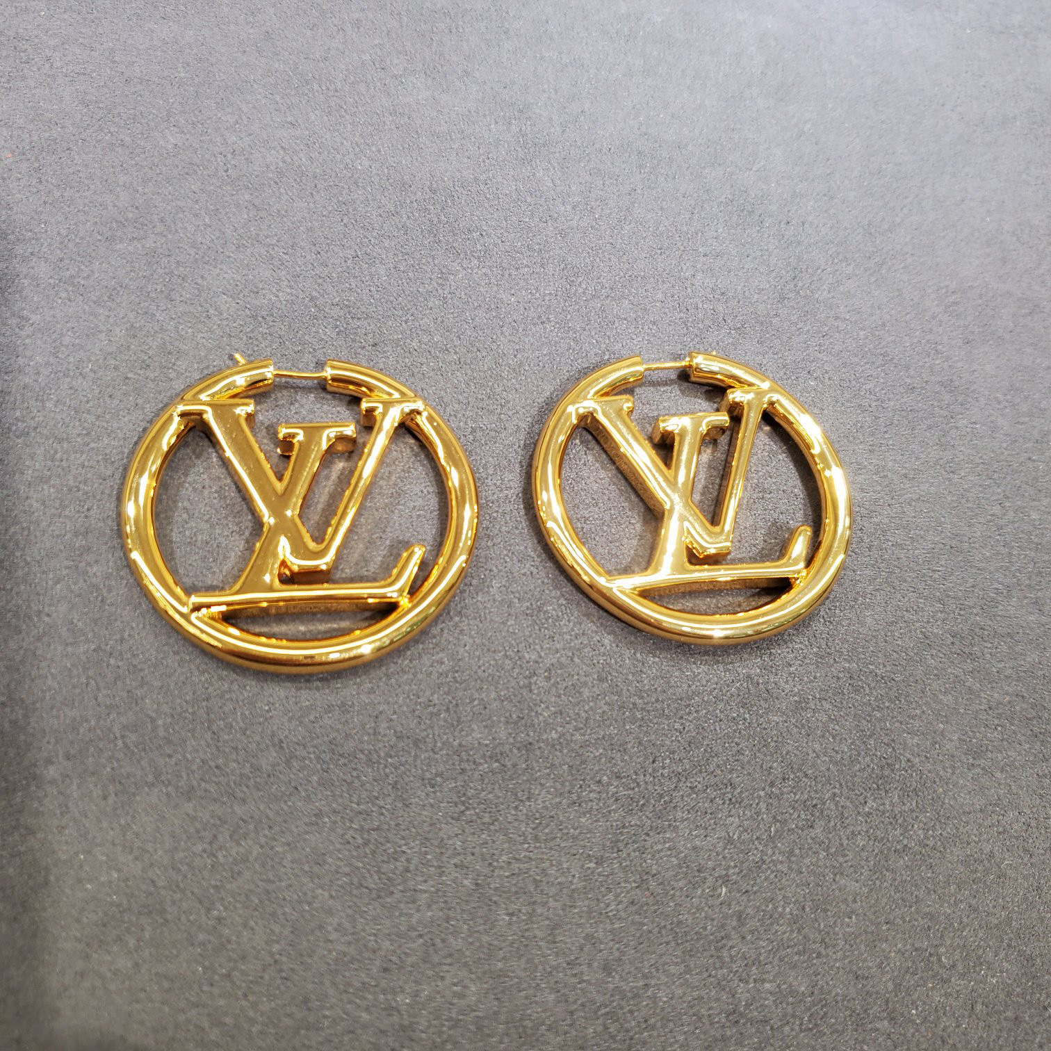 l**is V*t*n earring
