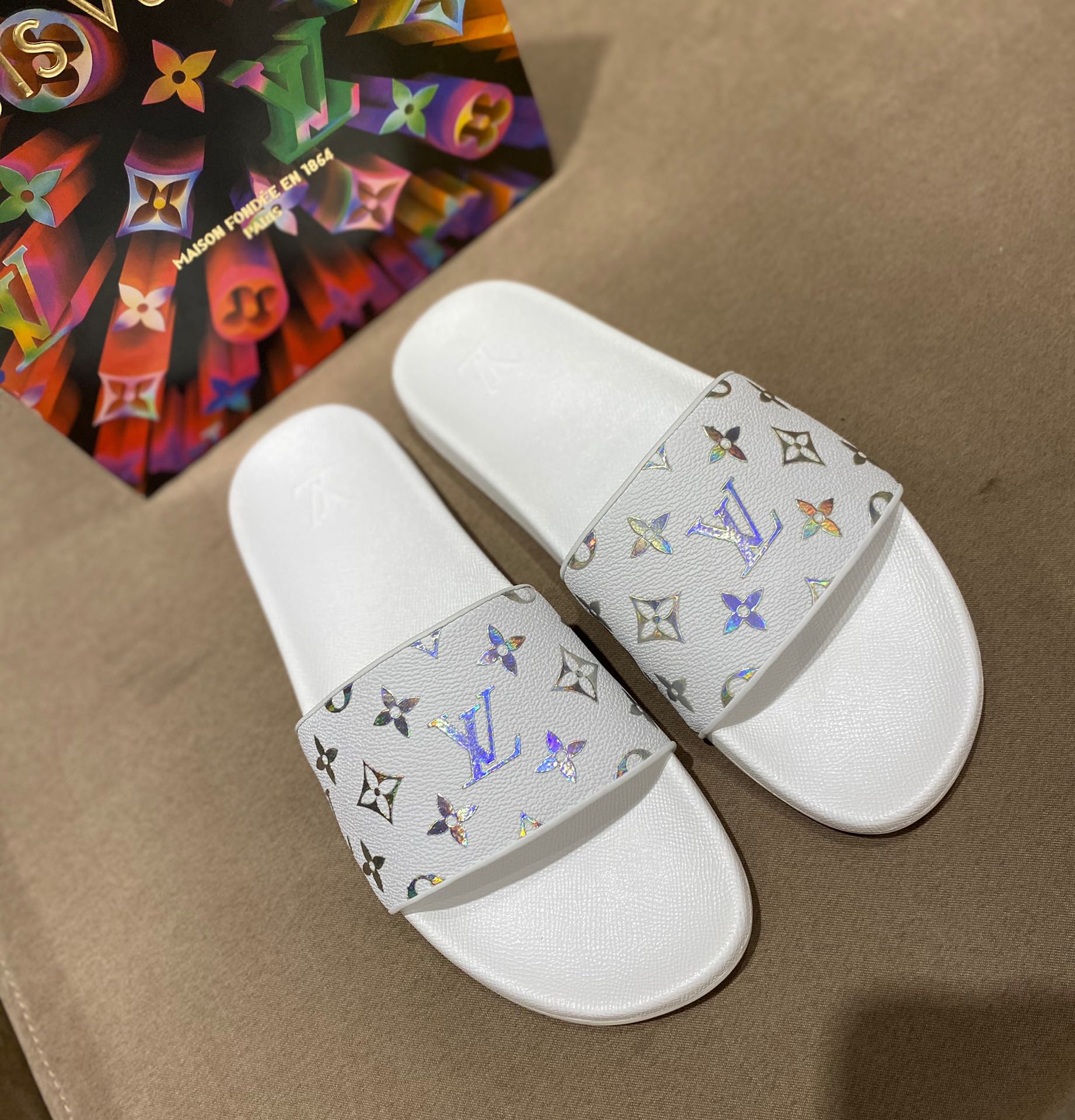 l**is V*t*n slippers