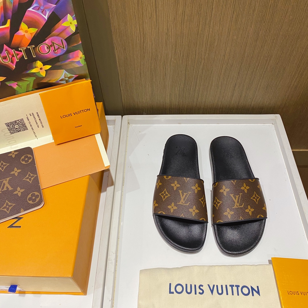 l**is V*t*n slippers