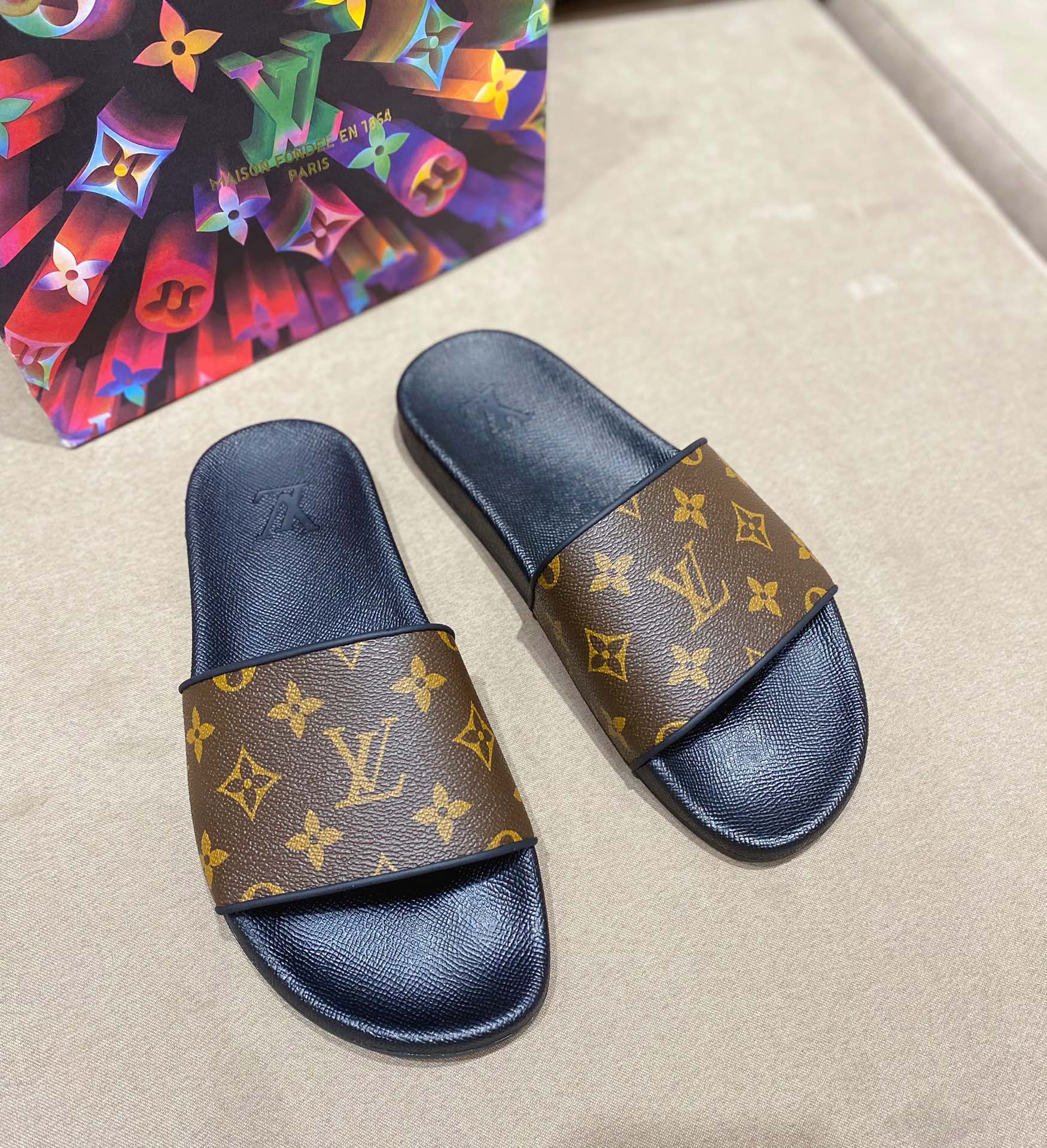 l**is V*t*n slippers