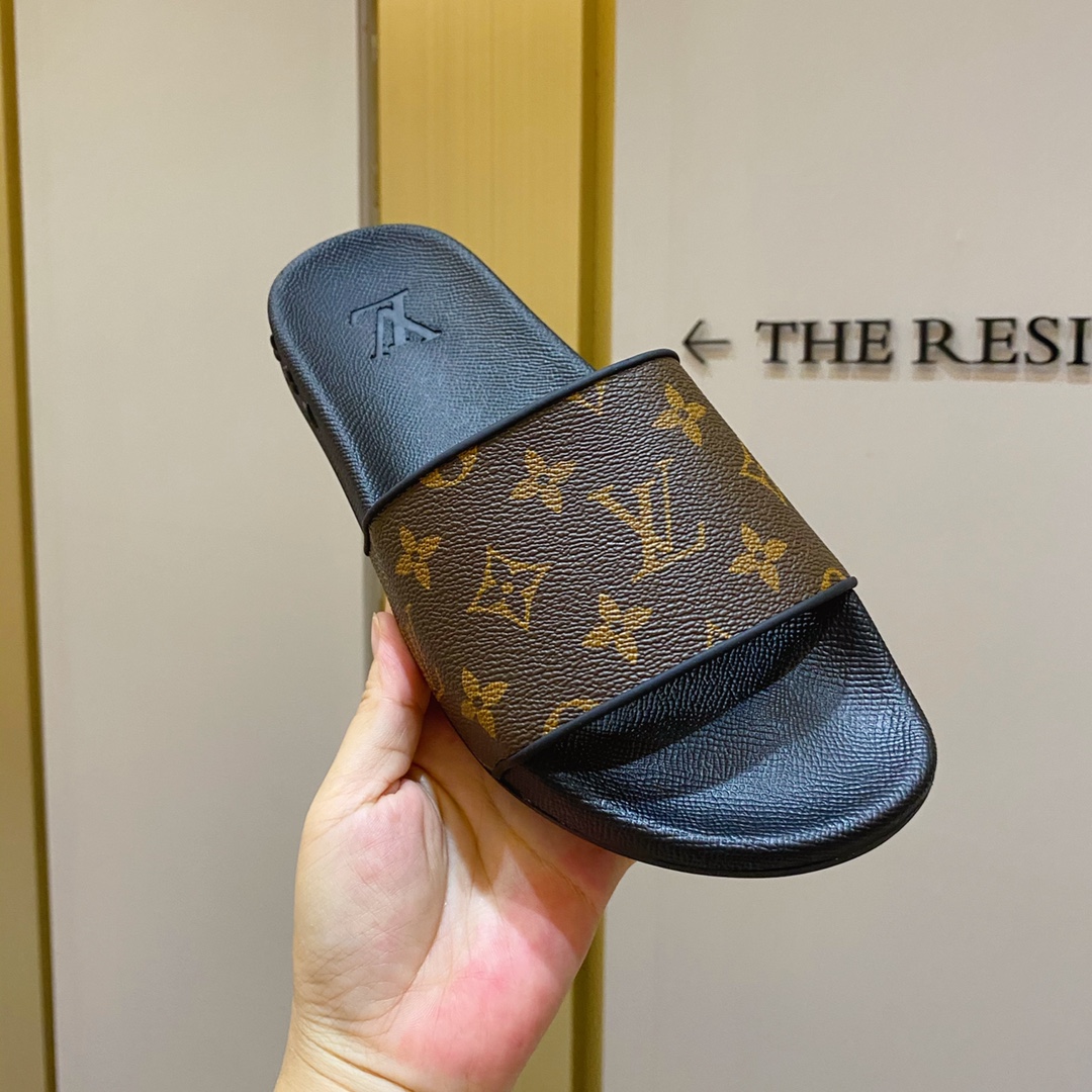 l**is V*t*n slippers