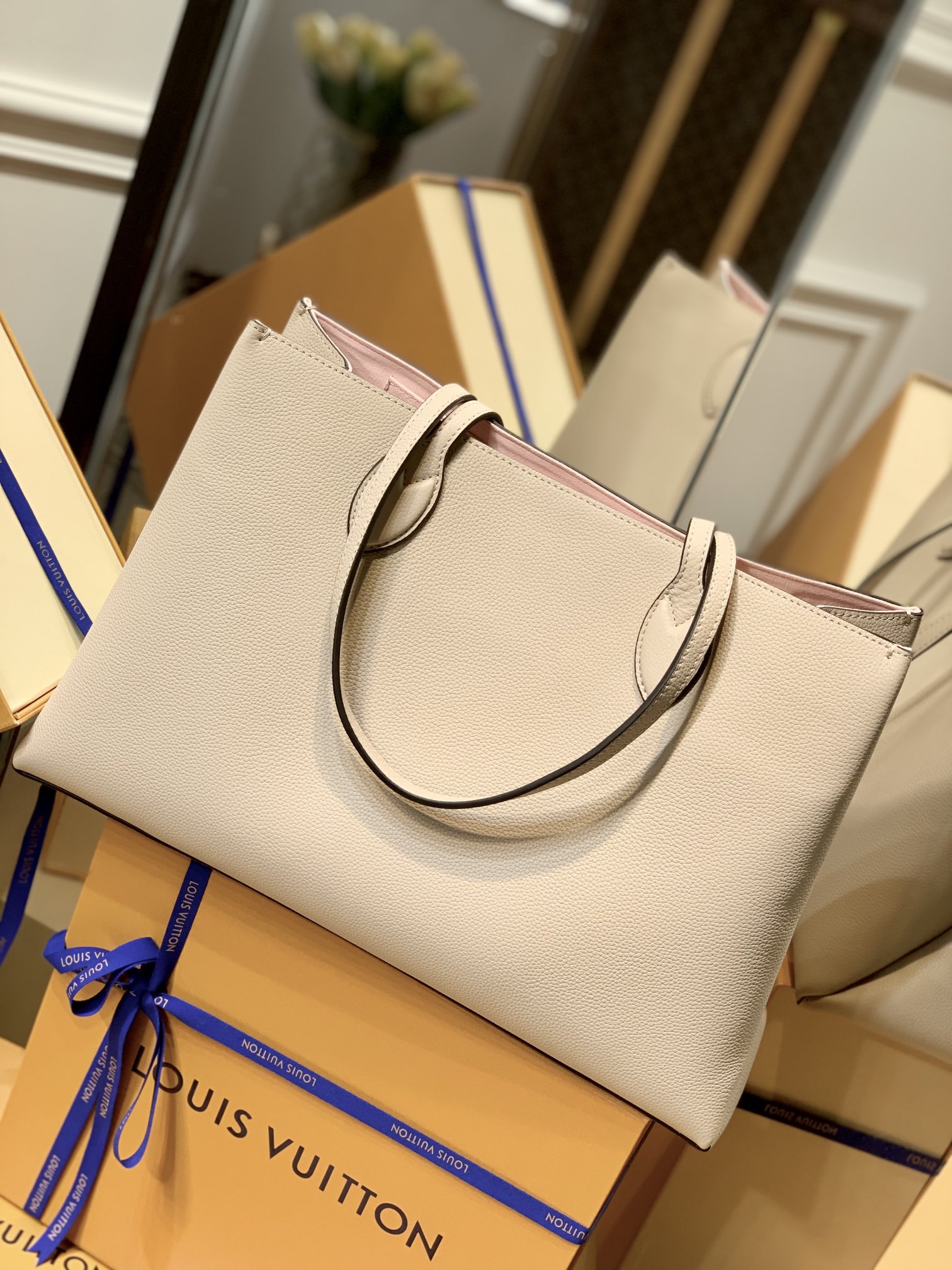 l**is V*t*n lockme handbags m57345-42*28*15cm