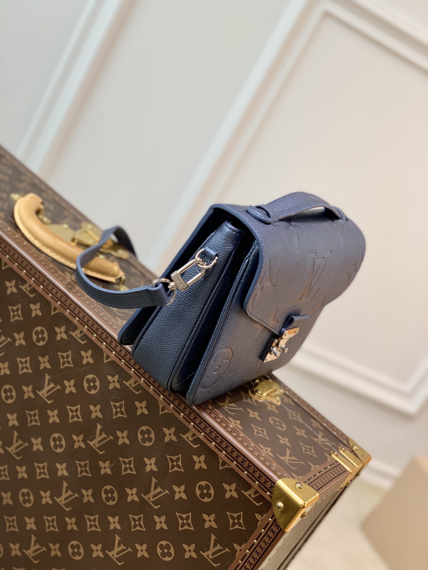 l**is V*t*n pochette metis handbags-navy blue-25*19*7cm