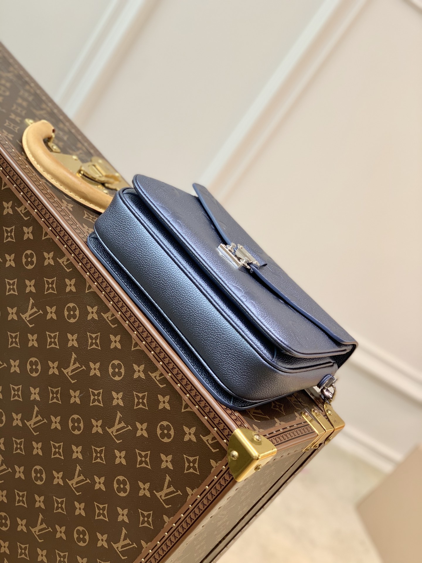 l**is V*t*n pochette metis handbags-navy blue-25*19*7cm