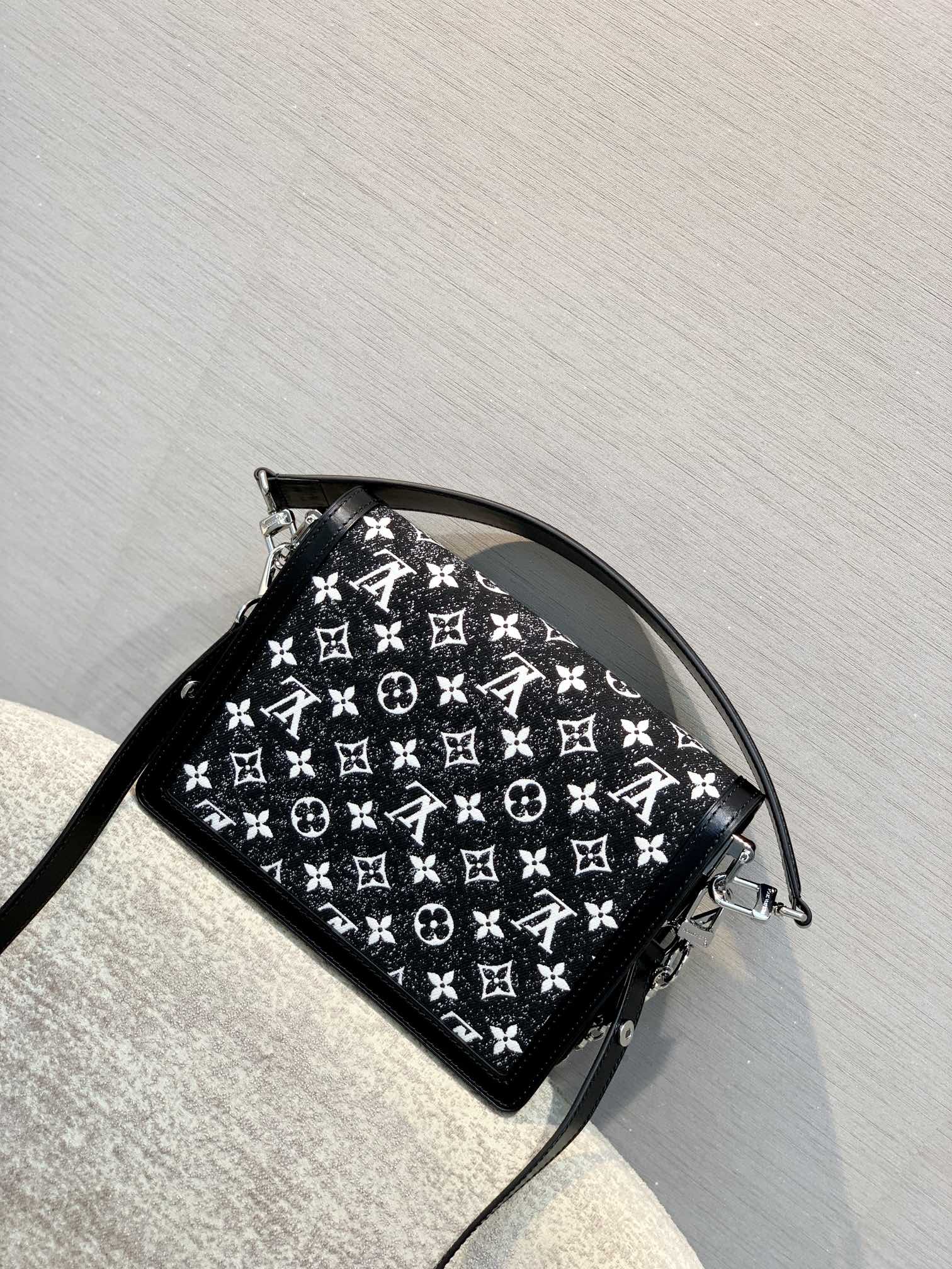 l**is V*t*n dauphine-25*17*10.5cm