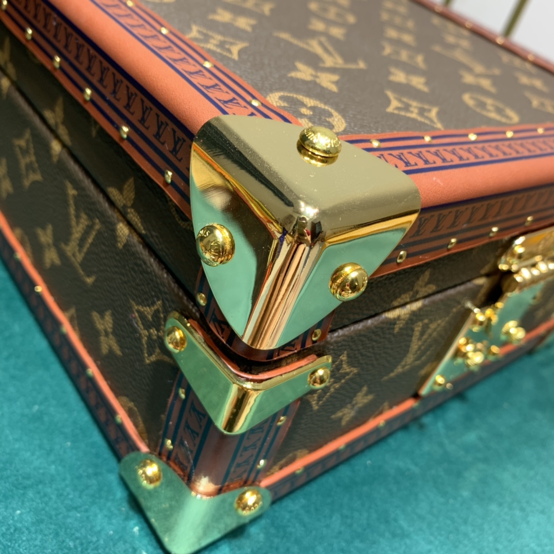 l**is V*t*n cotteville travel box-23*23*12cm