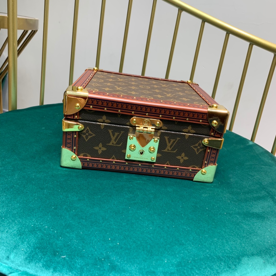 l**is V*t*n cotteville travel box-23*23*12cm