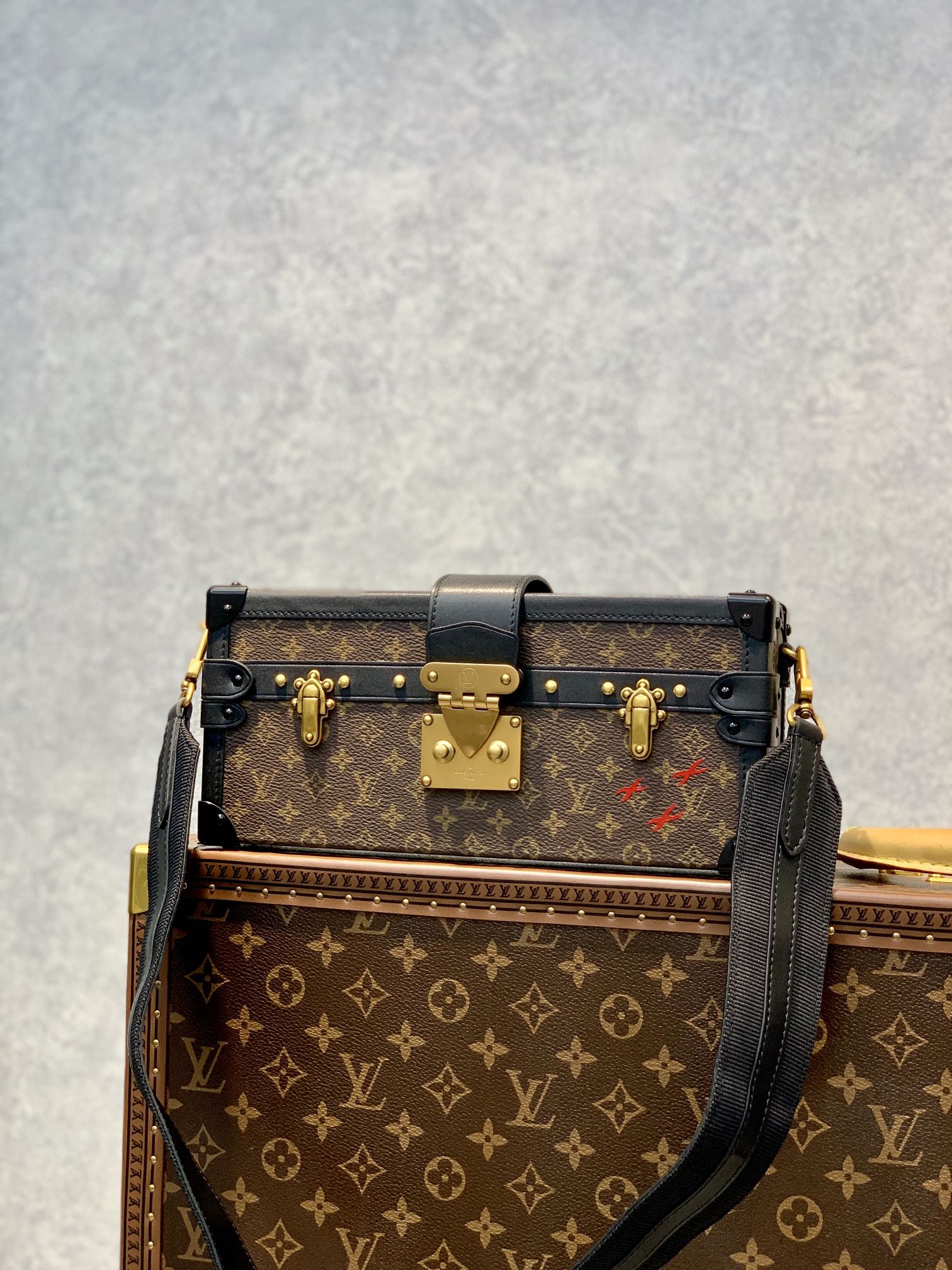 l**is V*t*n petite malle east west-27*12*6.5cm
